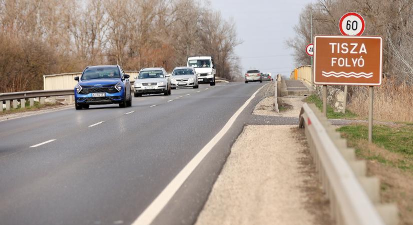 Aszfaltozási munkák kezdődnek az algyői Tisza-hídon