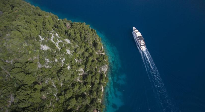 Sétahajóról zuhant a tengerbe egy turista Horvátországban