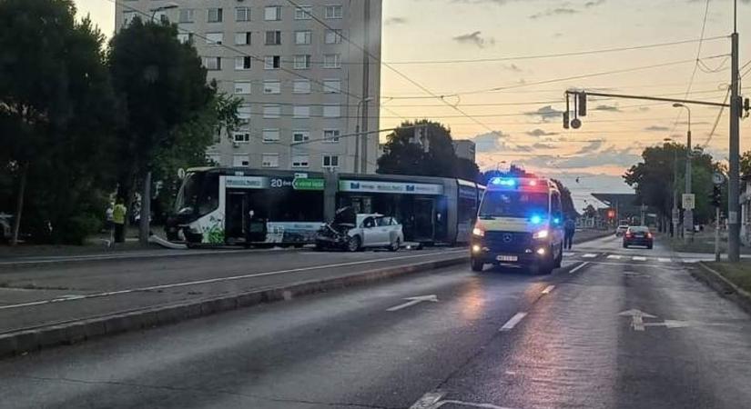 Borzalmas ütközés: Kiütötte egy személykocsi a villamost Diósgyőrben - képekkel