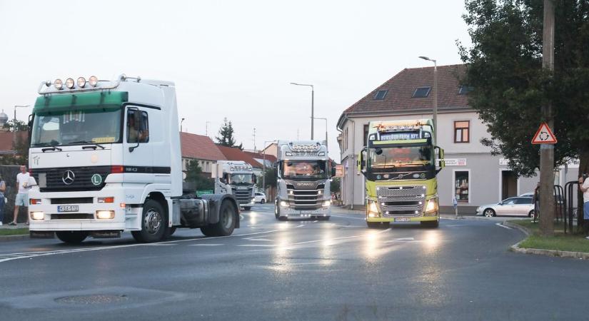 Fényárban úszó bulikamionok vonultak fel Szombathely belvárosában - fotók, videó