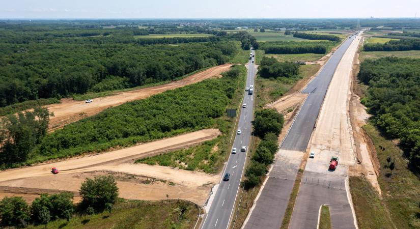 Már aszfaltoznak a keleti határig építendő M49-es gyorsforgalmi úton