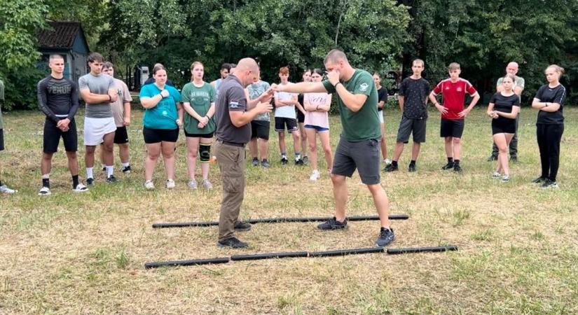 Ifjú polgárőrök a Balaton partján