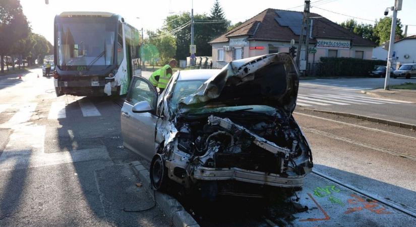 Úgy beledurrant a villamosba egy autó, hogy kisiklott