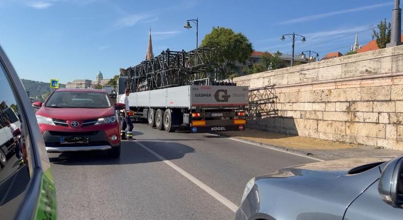 Egy centit nem lehet haladni, óriási dugó van Budapesten