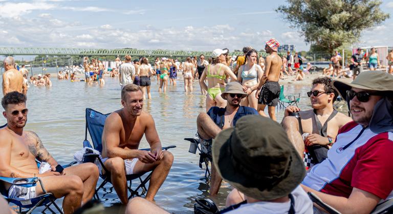 Későn fekszenek és korán kelnek, de apunál sírhatnak a szigetlakók