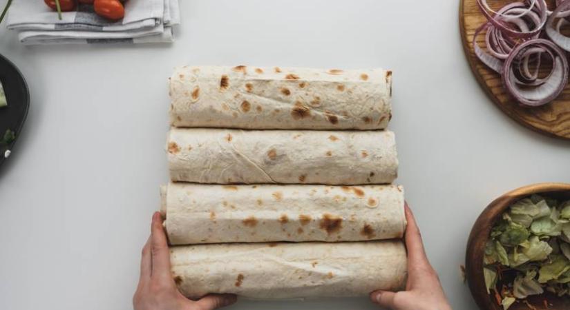 Burritónak néz ki, pedig két kutyus van a képen: imádják az internetezők a fotóikat