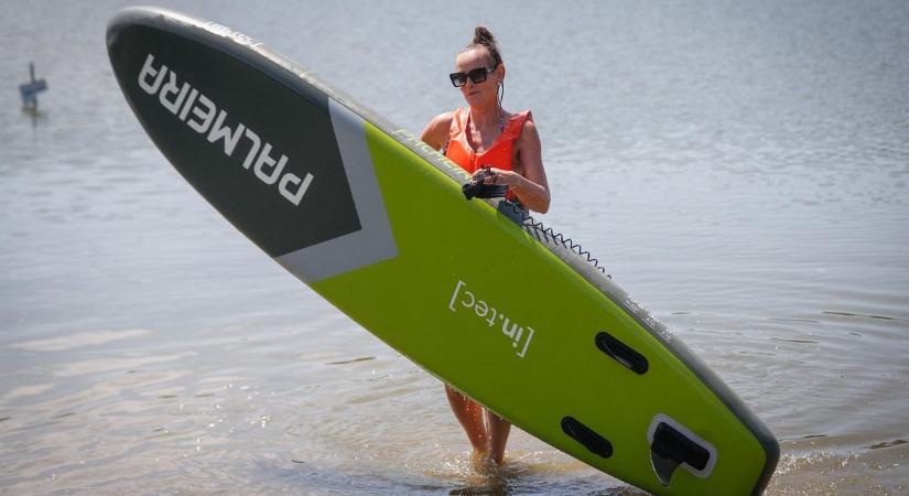 A SUP népszerűsége továbbra is szárnyal – Teli a strandok deszkán evezőkkel