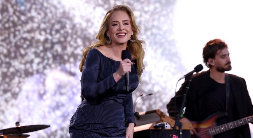 Adele koncert közben mutatta fel eljegyzési gyűrűjét, és jelentette be, hogy férjhez megy