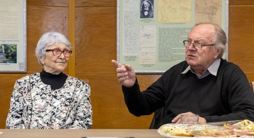 75 éves Földi Péter festőművész, aki sok szállal kötődik Egerhez