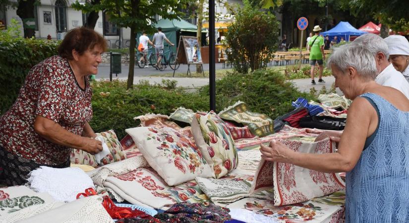 Igazi népművészeti kincsekre lelhetünk a jászberényi vásári forgatagban - videóval és galériával