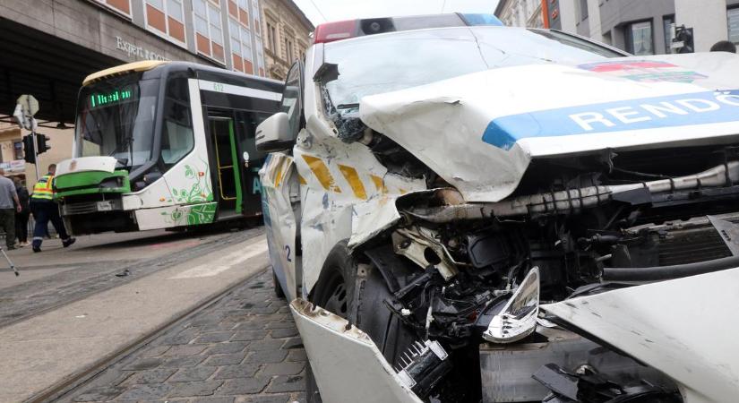 Durva ütközés Miskolcon - Kilökte a kocsi a sínről a villamost