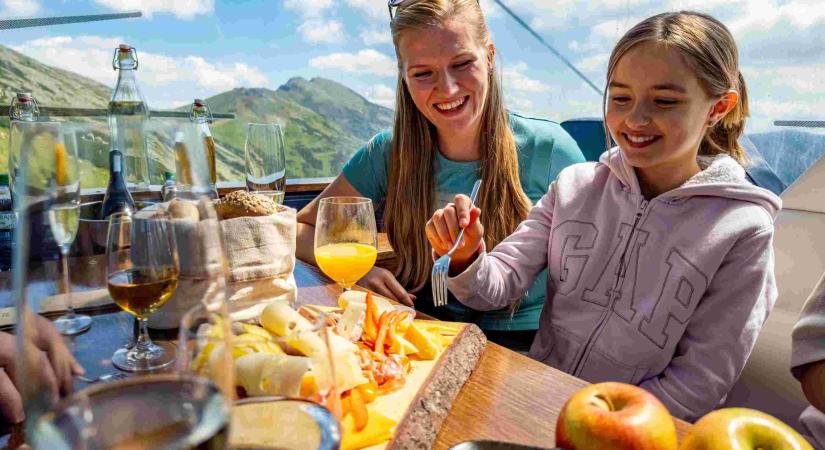 Fejedelmi piknik kötélpályán a fellegekben