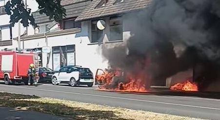 Videón: hatalmas lángokkal égett egy autó a Petőfi utcában!