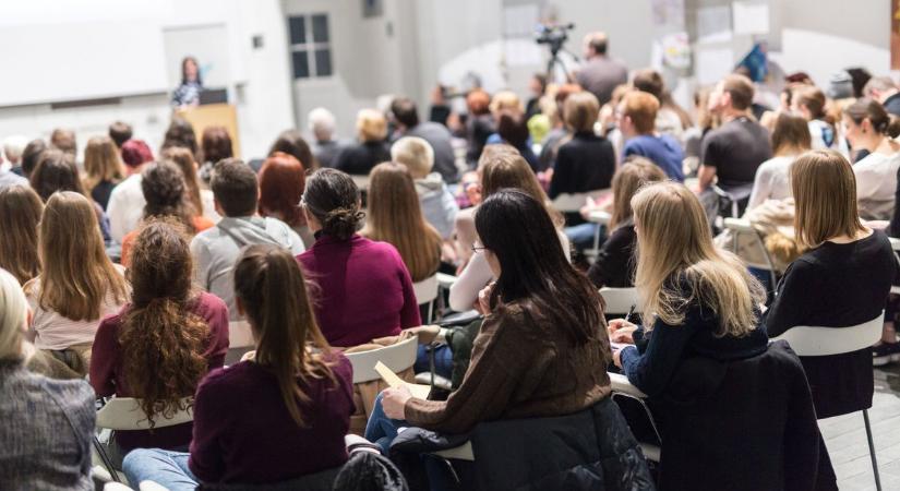 A pécsi uszoda építés történetéről lesz előadást