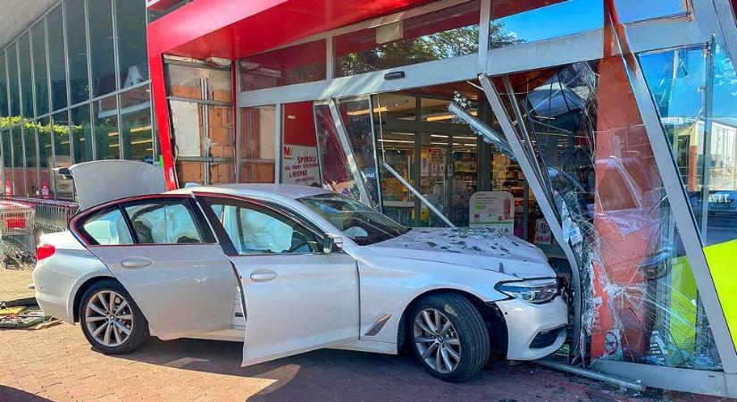 Nekirongyolt a solymári Spar bejáratának a BMW-s, hatalmas felfordulást okozott – FOTÓK