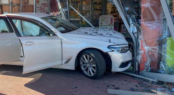 A solymári Spar üvegajtajában kötött ki egy BMW