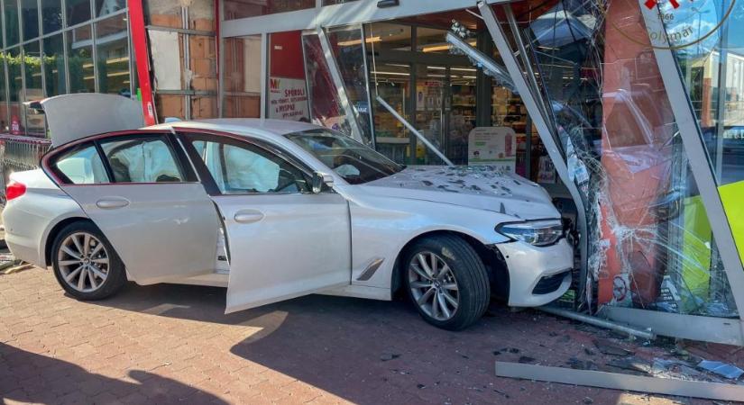 A solymári Spar bejáratába csapódott egy BMW