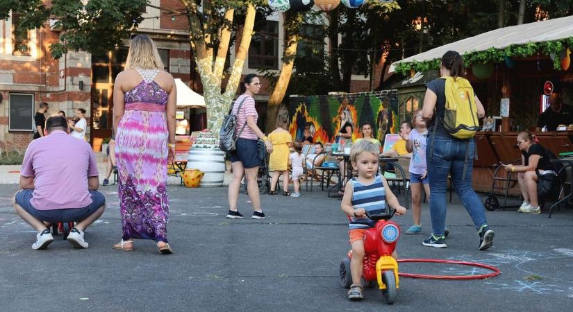 Minden a meséről szólt szombaton a miskolci Csengey-kertben - fotók, videó