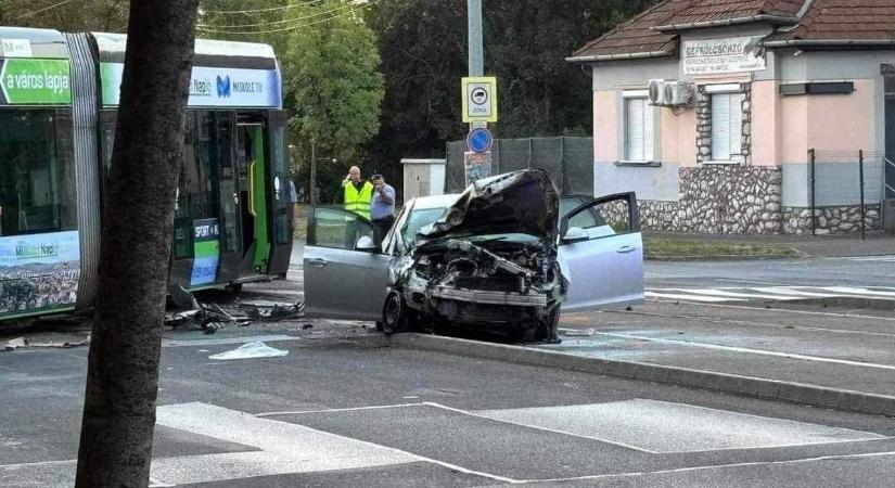 Döbbenetes találkozás: akkorát ütött a személyautó, hogy kisiklott a villamos (videó)