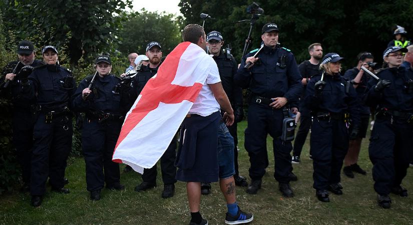 Évtizedes probléma húzódik a brit zavargások mélyén, a kormányfő eszköztelen