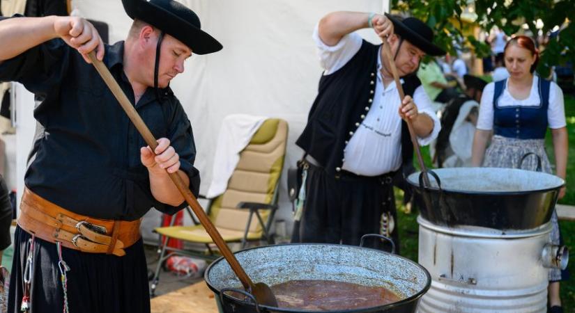 Találkozik a torta, a bogrács és a kenyér a Várnál