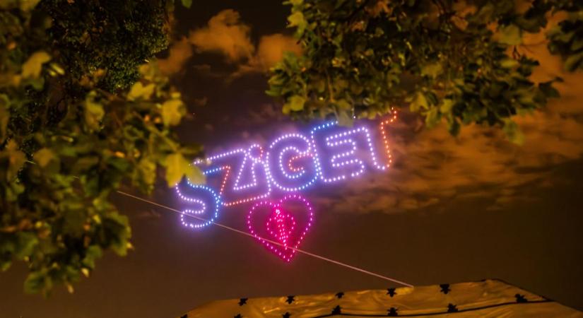 Kellemetlen incidens: leállt a főműsor a Sziget-fesztiválon, a közönség csendben várakozott a színpad előtt.