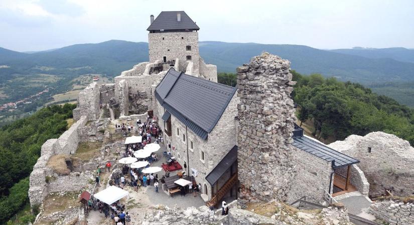 Koszorú az eszperantista szobránál