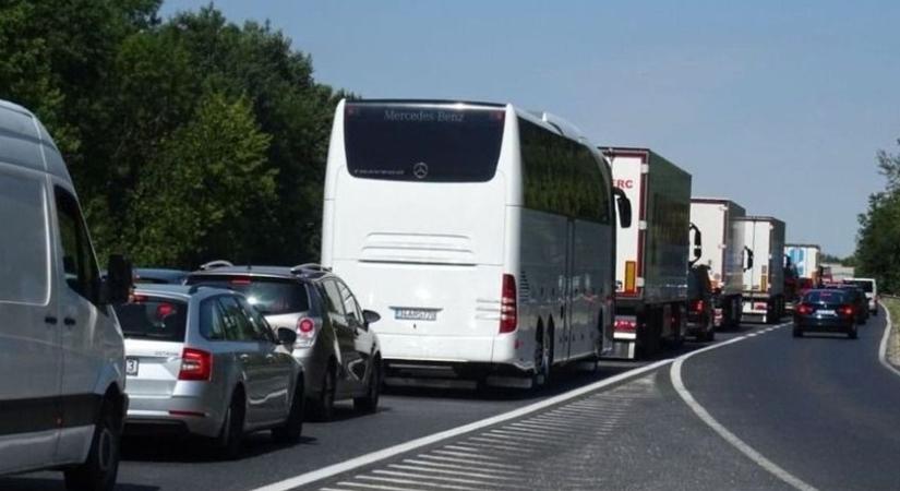 Teljesen elesett az M1-es vasárnap: még egy karambol történt a sztrádán