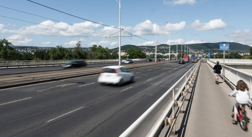 Forgalommal szemben haladt egy autó az Árpád hídon