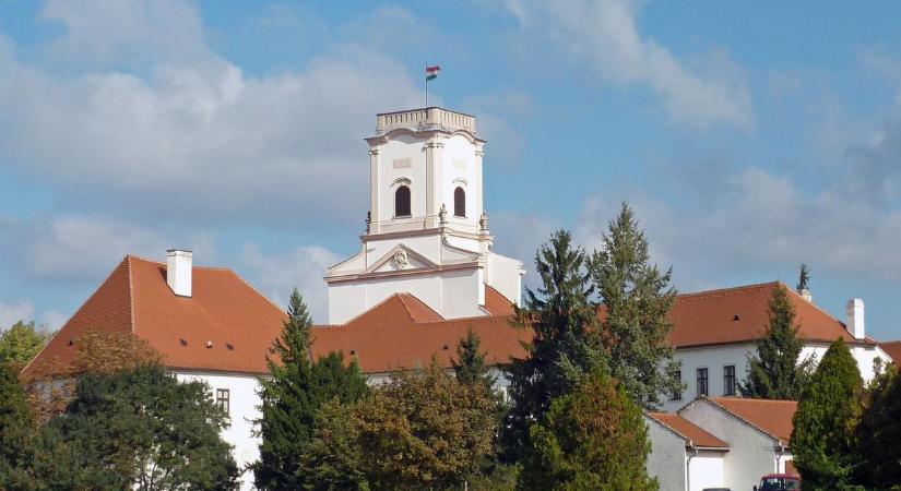 Katolikus tüntés Győrben! Több százan álltak ki az akarata ellenére nyugdíjazott Benkovich Ferenc mellett: a pápának is levelet írtak