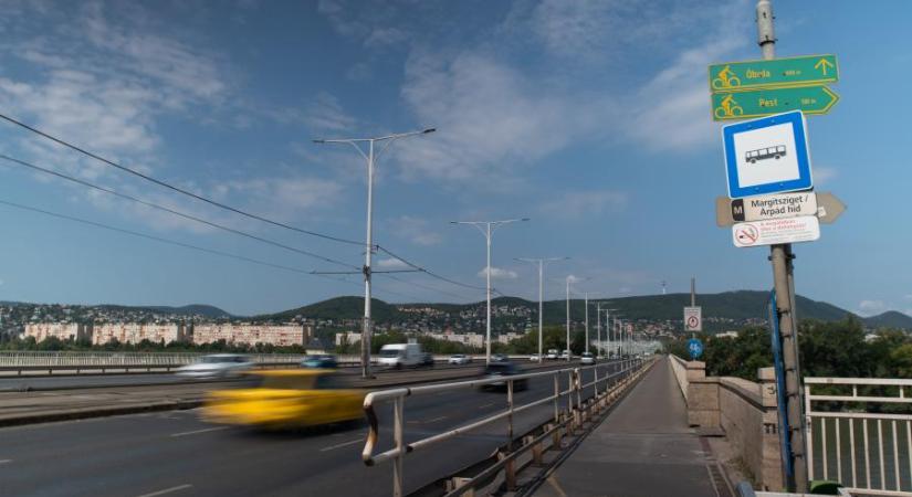 Videón, ahogy a forgalommal szemben halad egy autós az Árpád hídnál