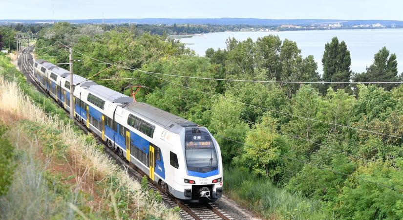 17 dolog, amit tudnod kell, ha vonattal készülsz a Balatonra