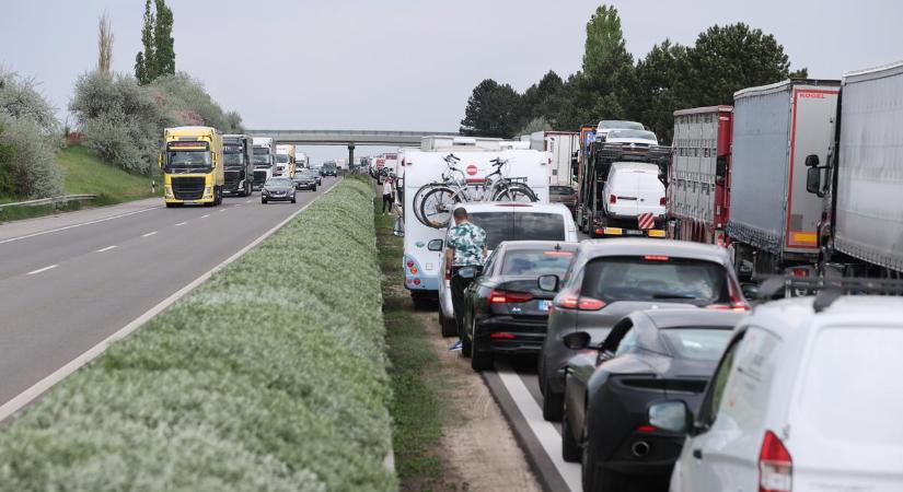 Tömegbaleset az M1-esen! Mentő a helyszínen, elterelik a forgalmat