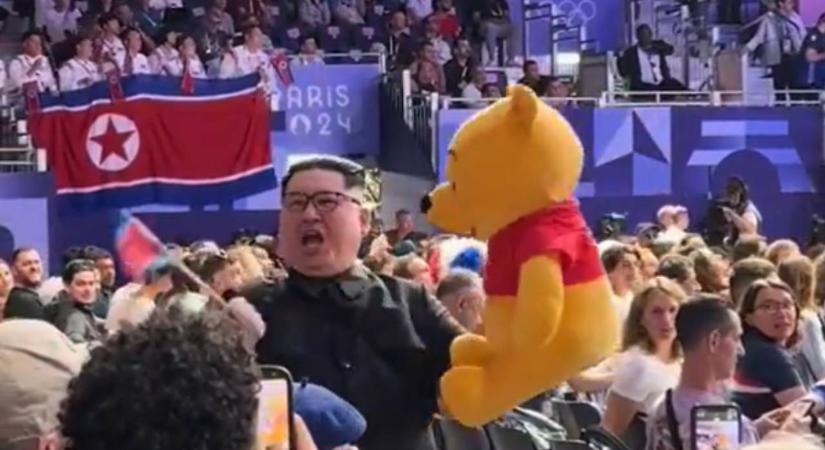 Micimackóval provokálta az olimpián az észak-koreaiakat egy Kim Dzsongun-imitátor