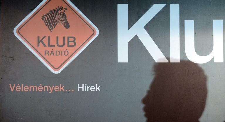 A néhai Andy Vajna médiajogászának a cége is pályázik a Klubrádió frekvenciájára