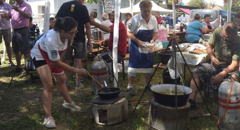 Csülkös ételeket kavargattak a kondérban a háromfai falunapon