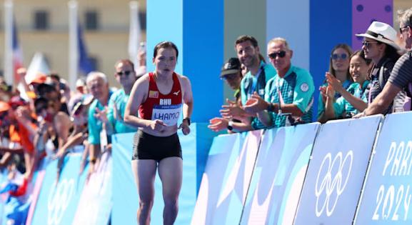 Ovációval fogadták Párizsban a maratonon utolsóként befutó bhutáni sportolónőt