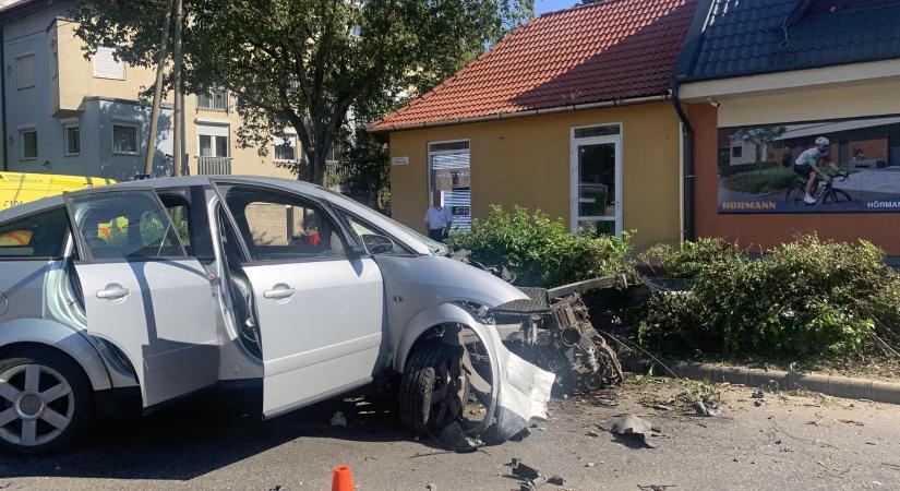 Baleset Debrecenben: rendőrök és mentők a helyszínen