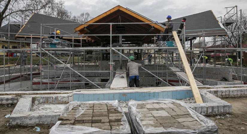 Módosított tervekkel is jól halad a böszörményi strand felújítása