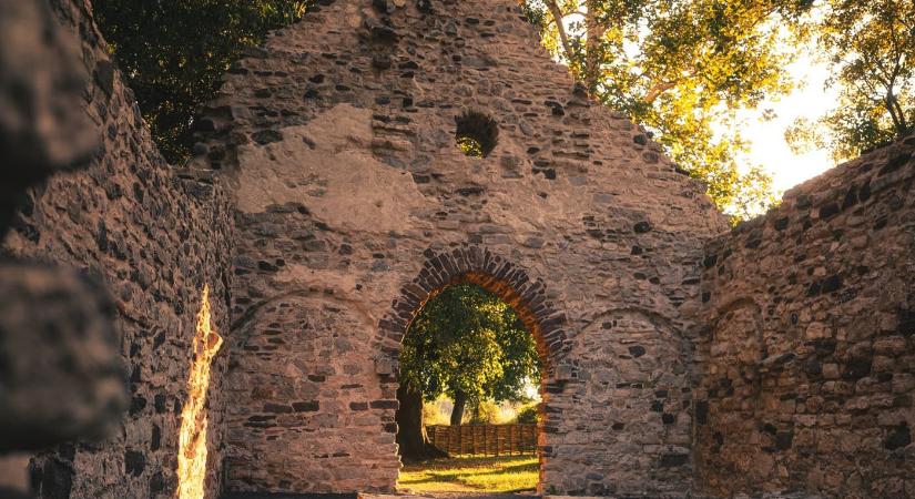 Fény és történelem Aszófőn: a különleges tájolású Kövesdi templomrom