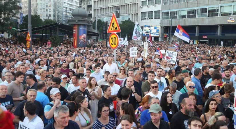 Tízezrek vonultak utcára Belgrádban a tervezett lítiumkitermelés miatt