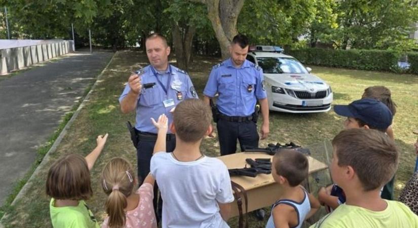 Rendőrök a táborokban