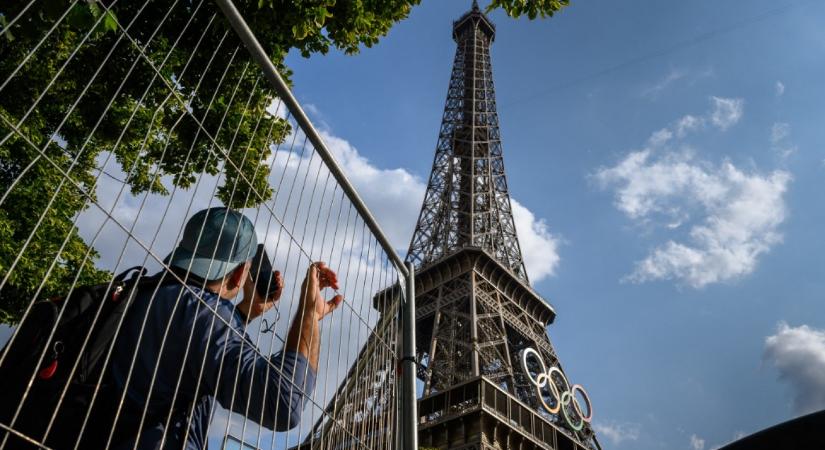 Kiürítették az Eiffel-tornyot, miután egy félmeztelen férfi megpróbálta megmászni