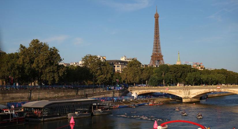 Videón, ahogy egy férfi épp felmászik az Eiffel-toronyra