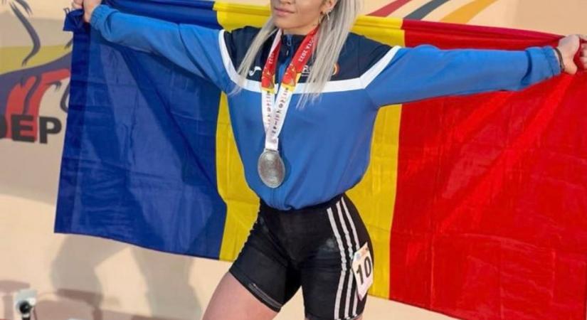 Mihaela Valentina Cambei súlyemelő viszi Románia zászlaját a párizsi olimpia zárórendezvényén