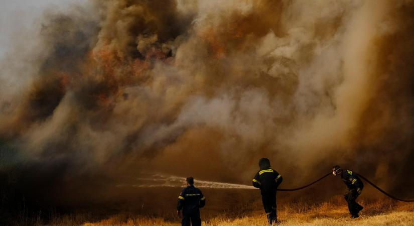 Emberfeletti a küzdelem a 25 méter magas lángokkal Athén közelében