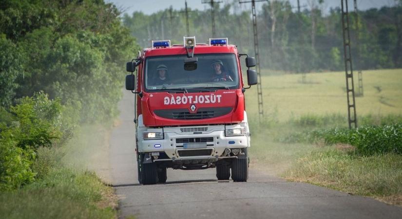 Lángolt egy melléképület Csökmőn, üzemanyagot is tároltak benne