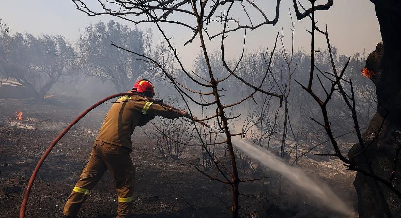 Sűrű füst alatt Athén, tűzoltók csatáznak a lángokkal