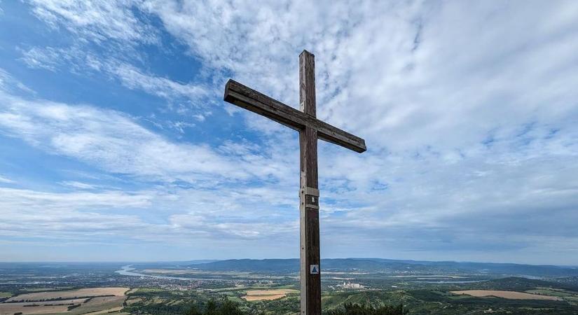 Emlékkeresztet állítottak a magyar hősöknek a Csíki-havasokban