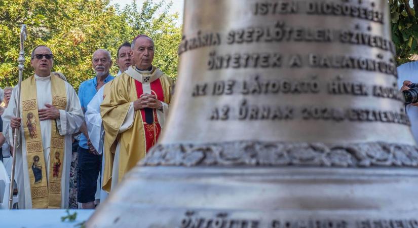 Helyére emelték a balatonfűzfői plébánia új harangját (képgaléria)